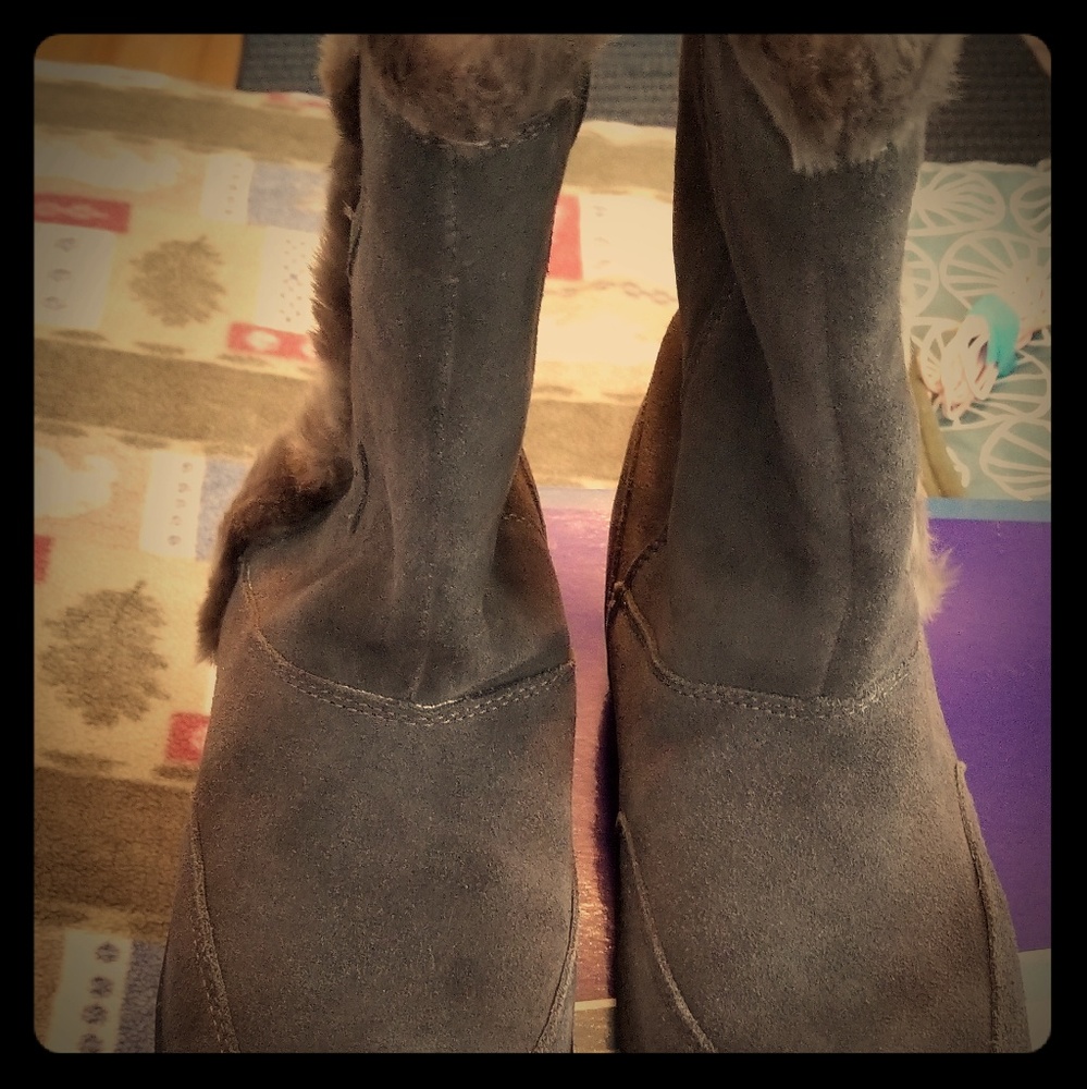 White Mountain grey suede boots